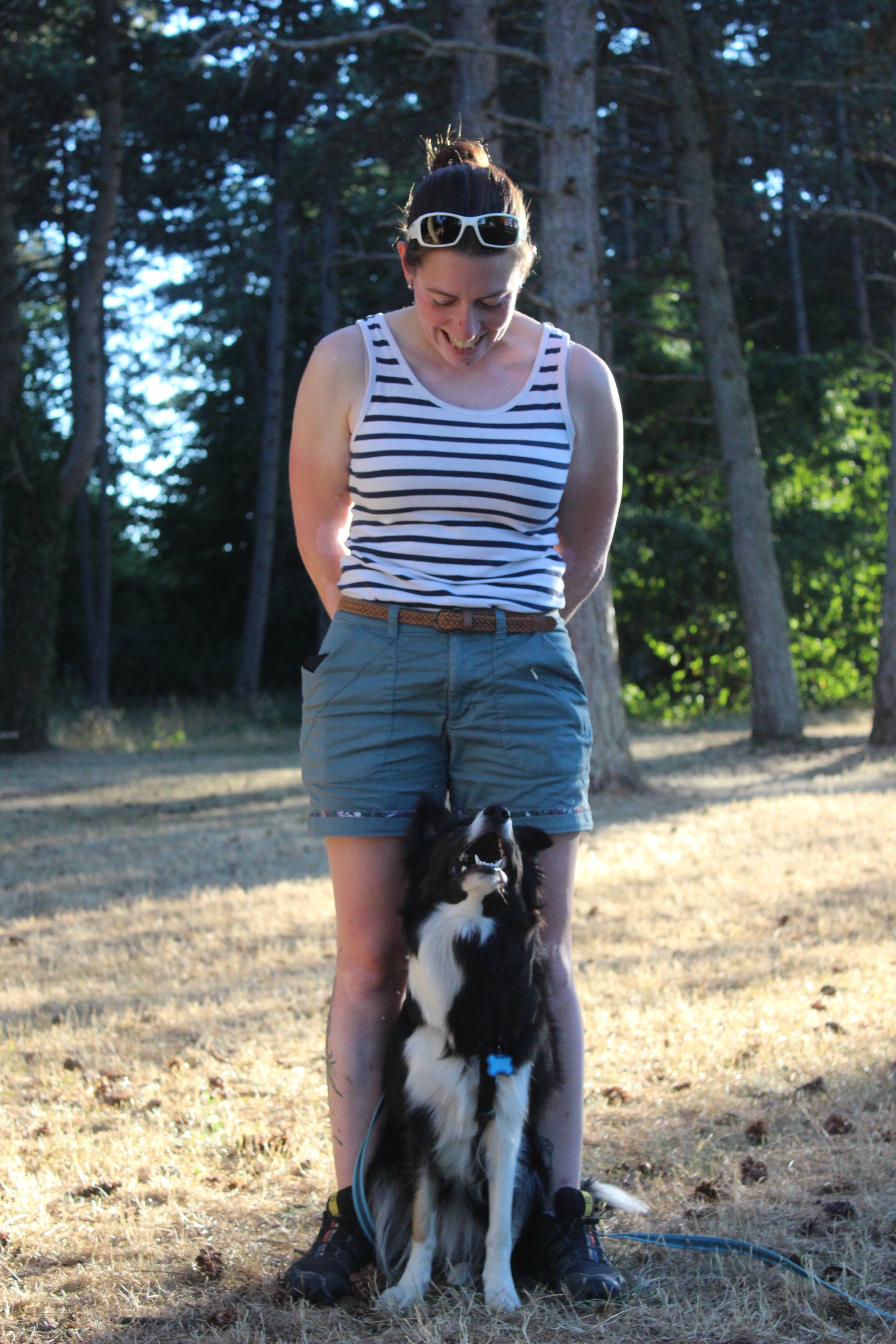 Lise, éducatrice canine, en balade avec son chien